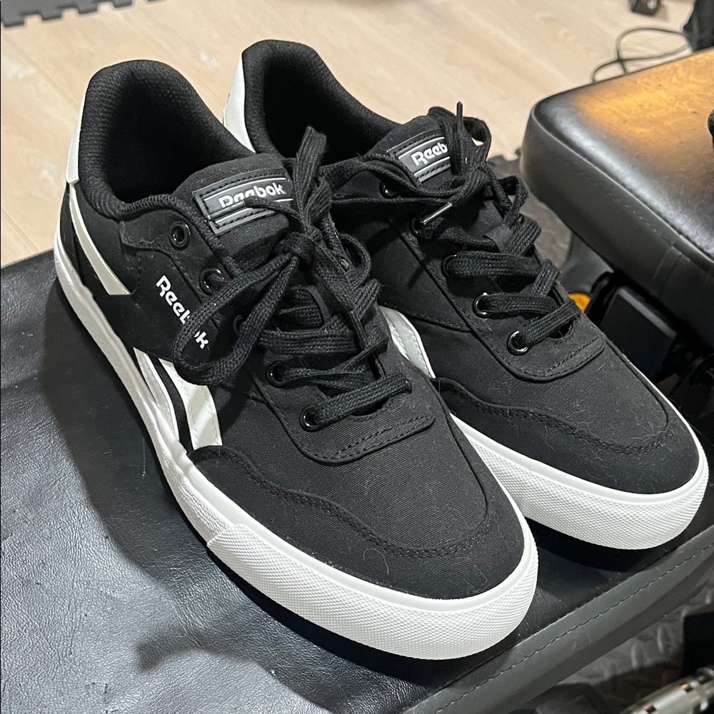 Reebok Men's Black and White Casual Sneakers